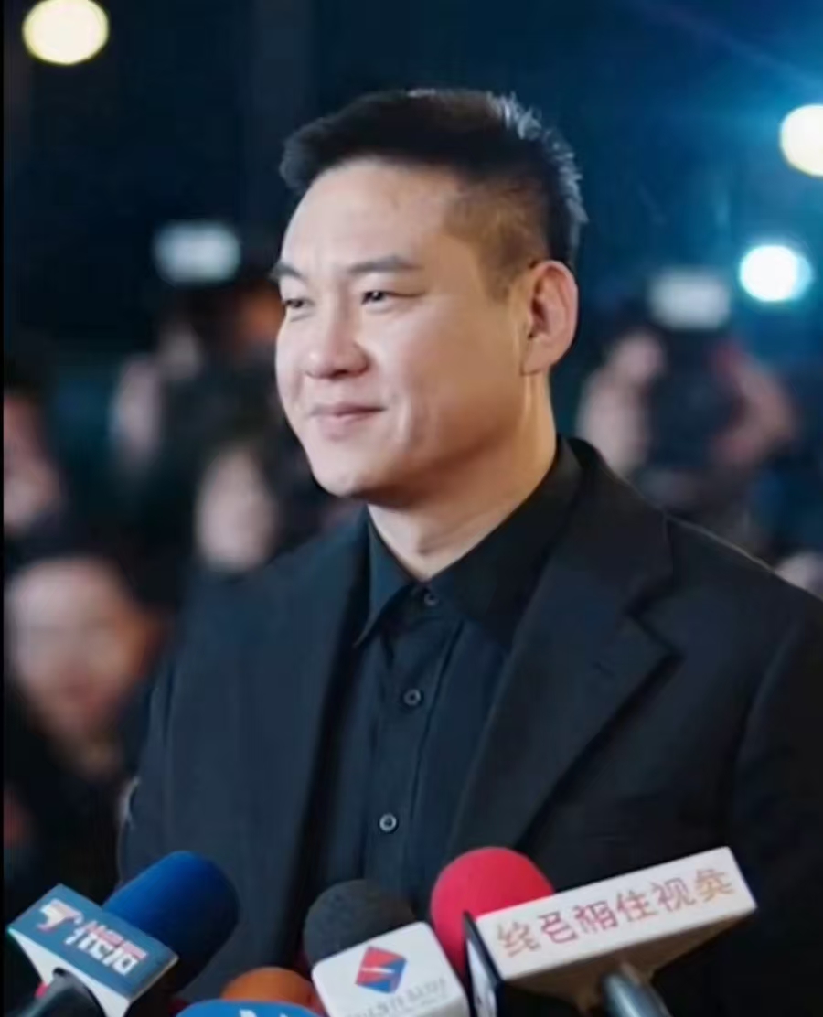 凌峰科技女性使用 Exness 平台进行智能手机交易